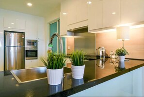 Geladeira, micro-ondas, fogão, cooktop