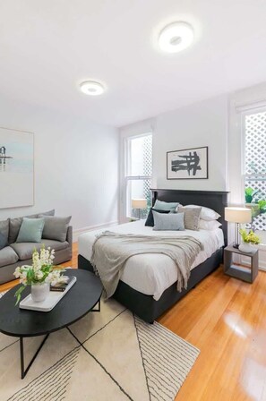 Iron/ironing board, WiFi, bed sheets - Renovated studio in bohemian area close to city (Glebe)