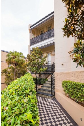 Exterior - Renovated studio in bohemian area close to city (Glebe)