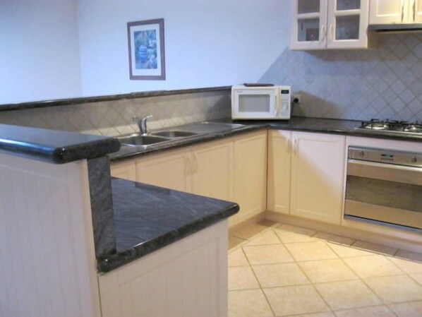 Kylskåp, mikrovågsugn, ugn och vattenkokare