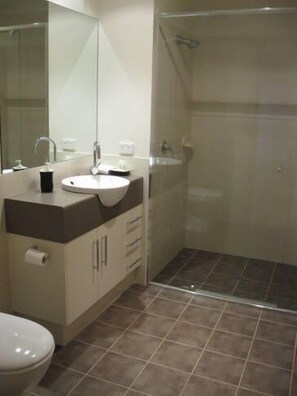 Dusch, hårtork, handdukar och tvål