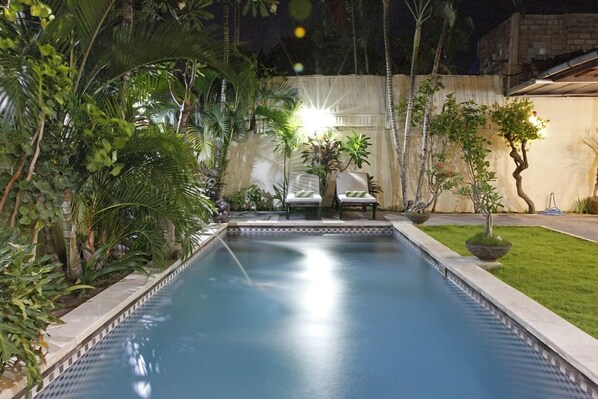 Outdoor pool, pool loungers