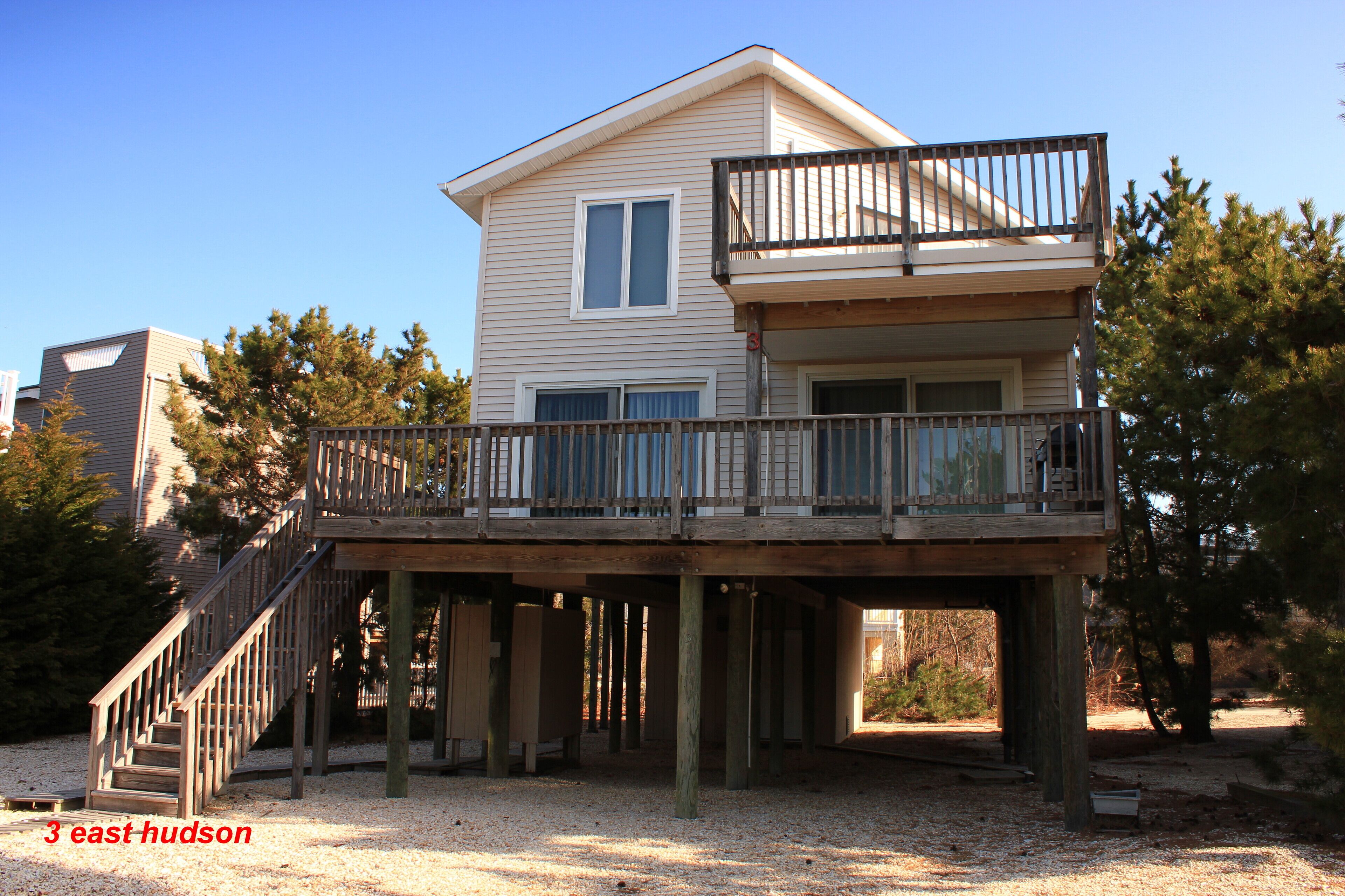 Luxurious modern elegant oceanblock house in quiet neigborhood well maintained