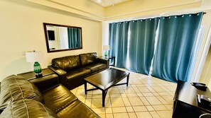 Televisión, reproductor de DVD y futbolito 