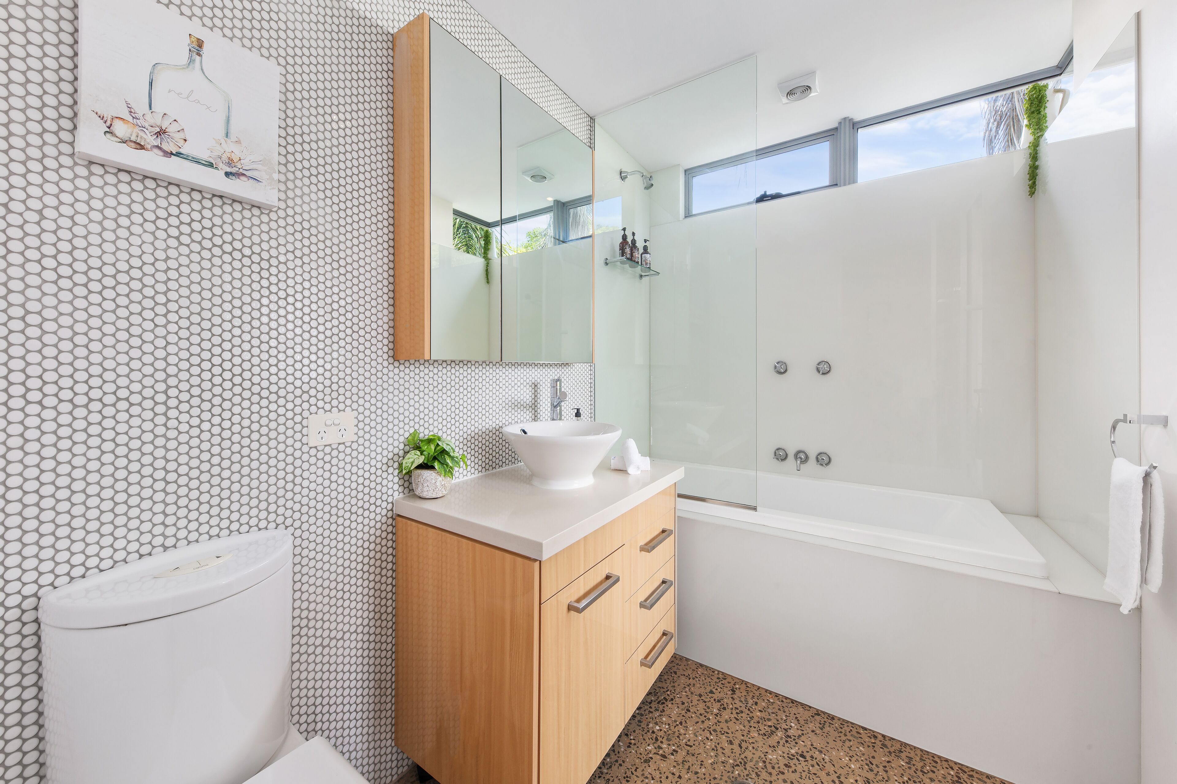 Relaxing Family Home for Enjoyment with own Private Pool and Entrance. — image 20