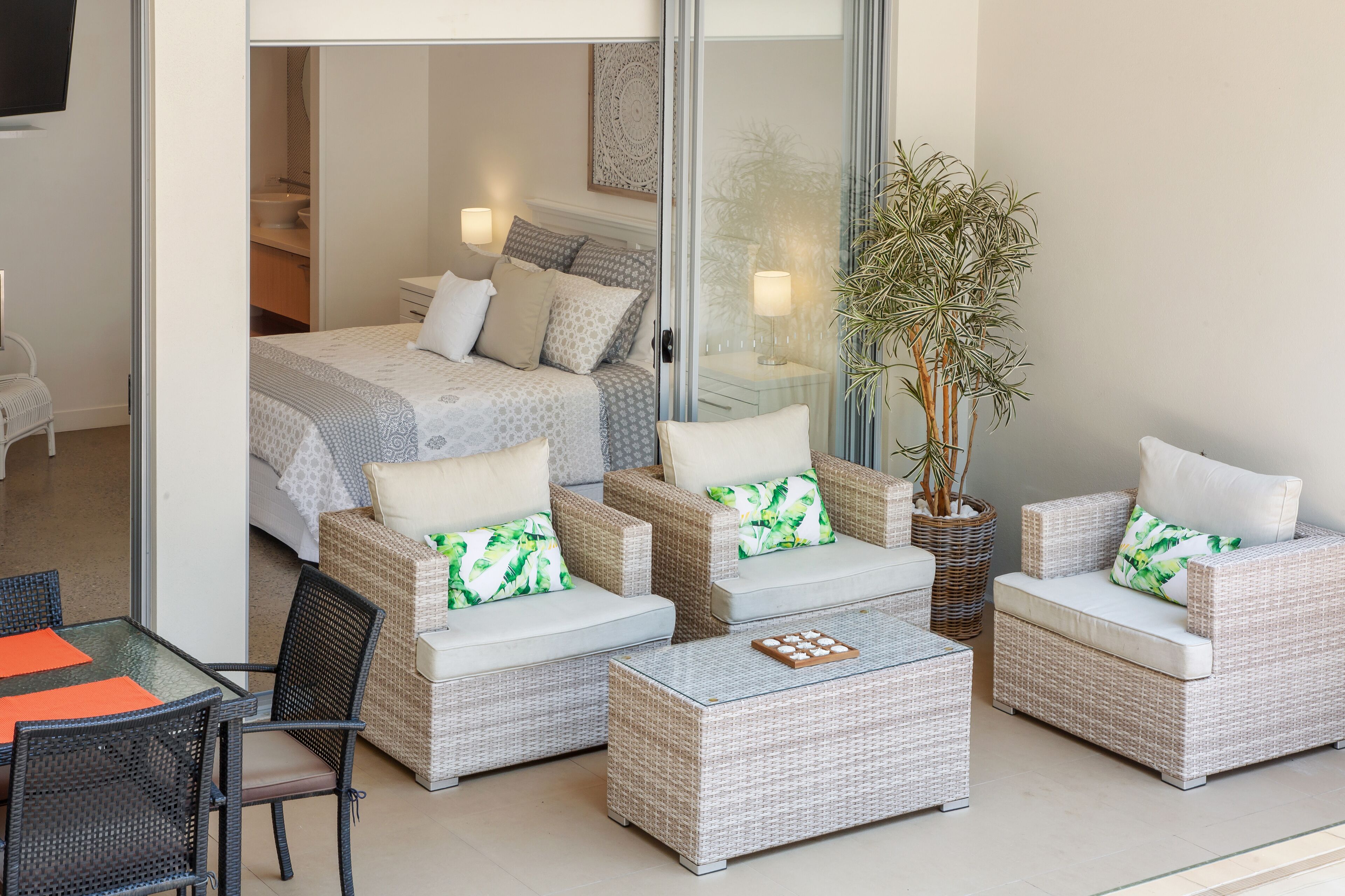 Relaxing Family Home for Enjoyment with own Private Pool and Entrance. — image 22