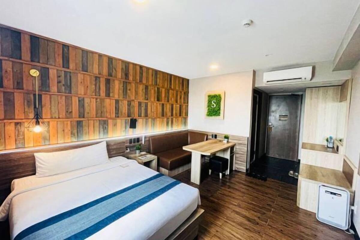 In-room safe, desk, iron/ironing board (on request), WiFi (free)
