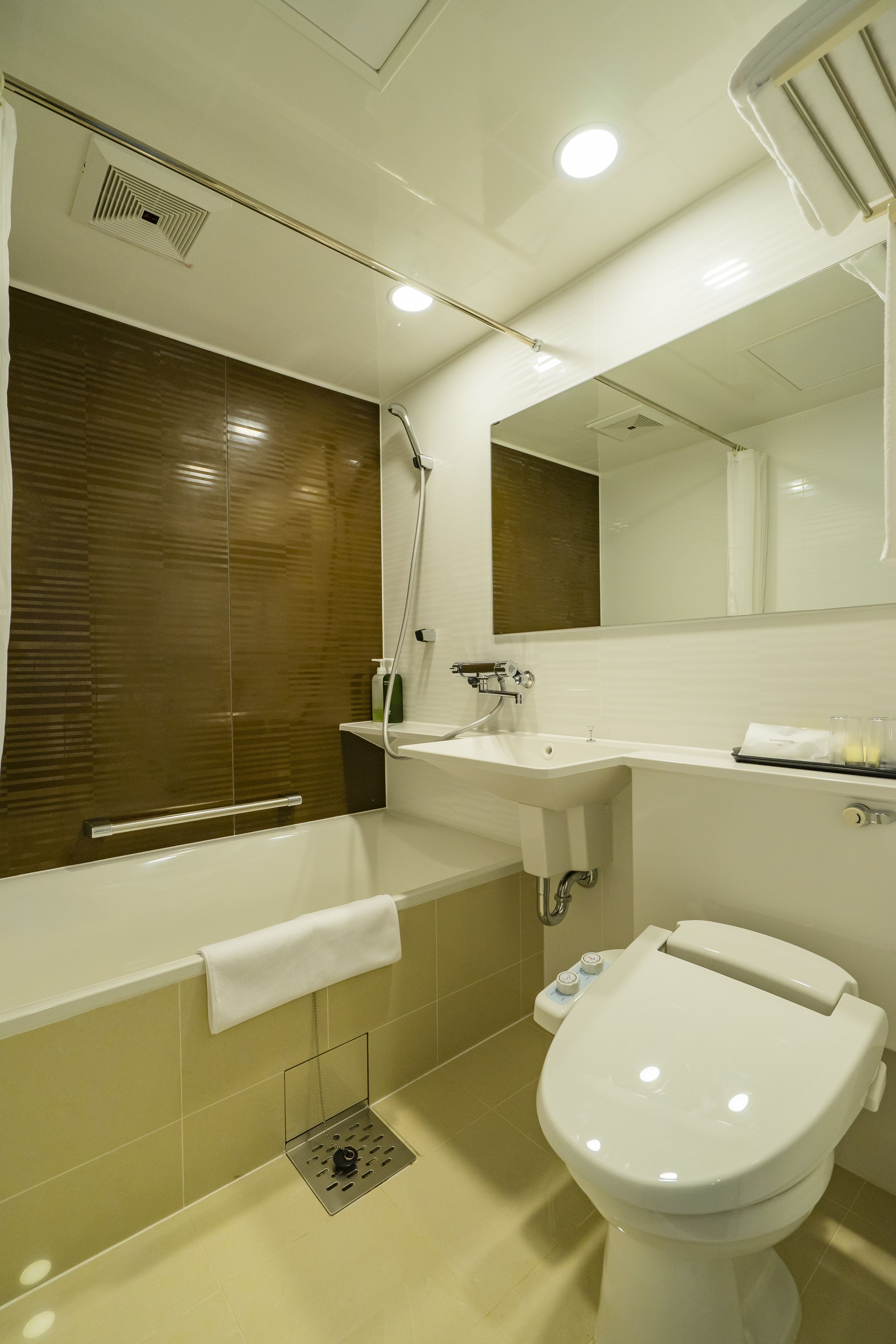 Un baño moderno con bañera, lavamanos e inodoro.