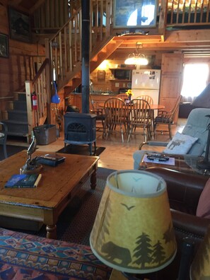 TV, peis, DVD-spiller og bøker