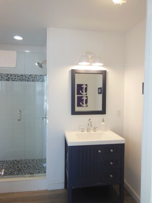 Combined shower/bathtub, hair dryer, towels, soap