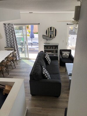 Smart TV, chimenea, reproductor de DVD y libros 