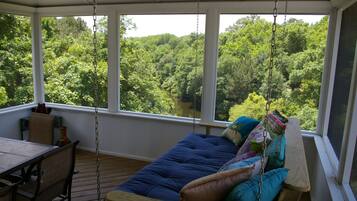 TV connectée, cheminée, table de tennis de table, livres