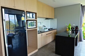 Mikrowelle, Ofen, Wasserkocher mit Kaffee-/Teezubehör, Toaster