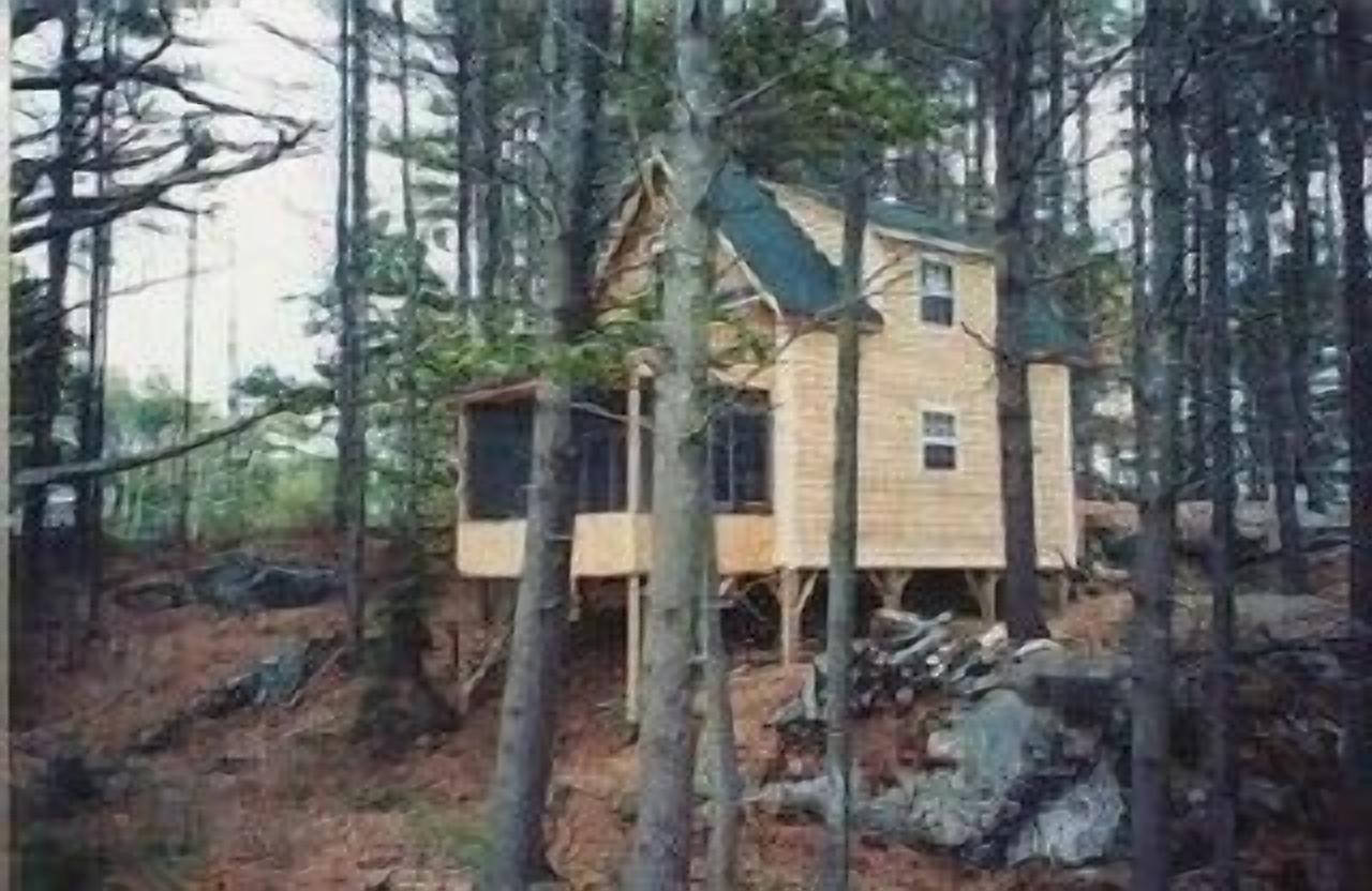 Waterfront Cottage with Screened Porch surrounded by conservation land