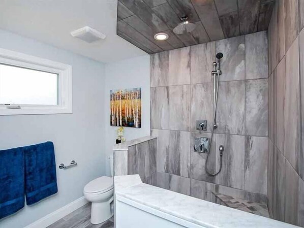 Combined shower/tub, towels