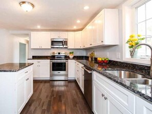 Fridge, microwave, oven, stovetop - Close To Seagull Beach - Central AC - Recently Renovated (1986) (West Yarmouth)