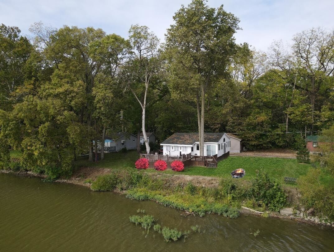 Waterfront Cottage - Hot Tub - Free kayaks & Canoes - Sleeps 6 - Pets Welcome!