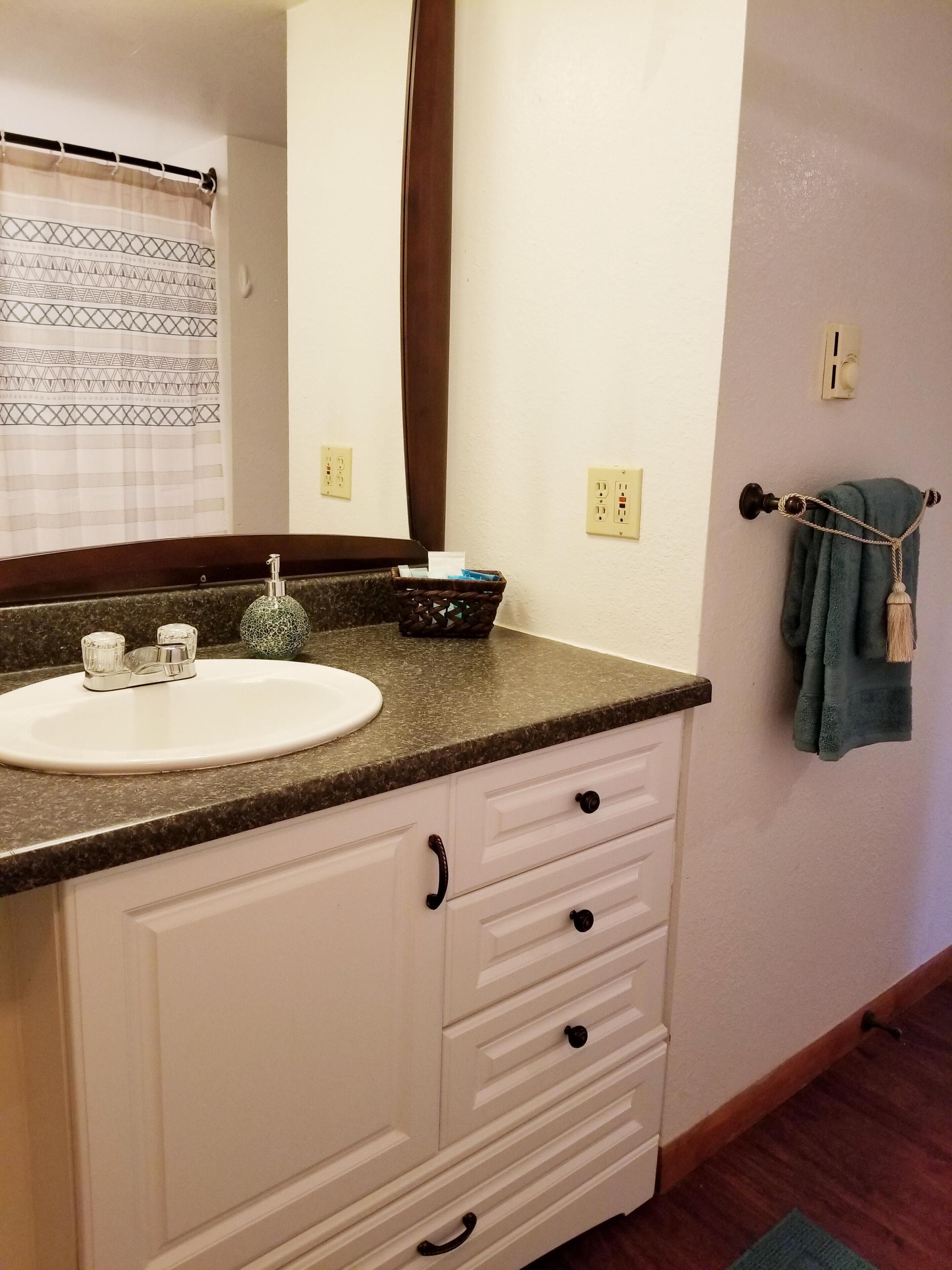 Waterfront Cottage - Free Kayaks - Long Term Stays - Hot Tub - Pets Welcome