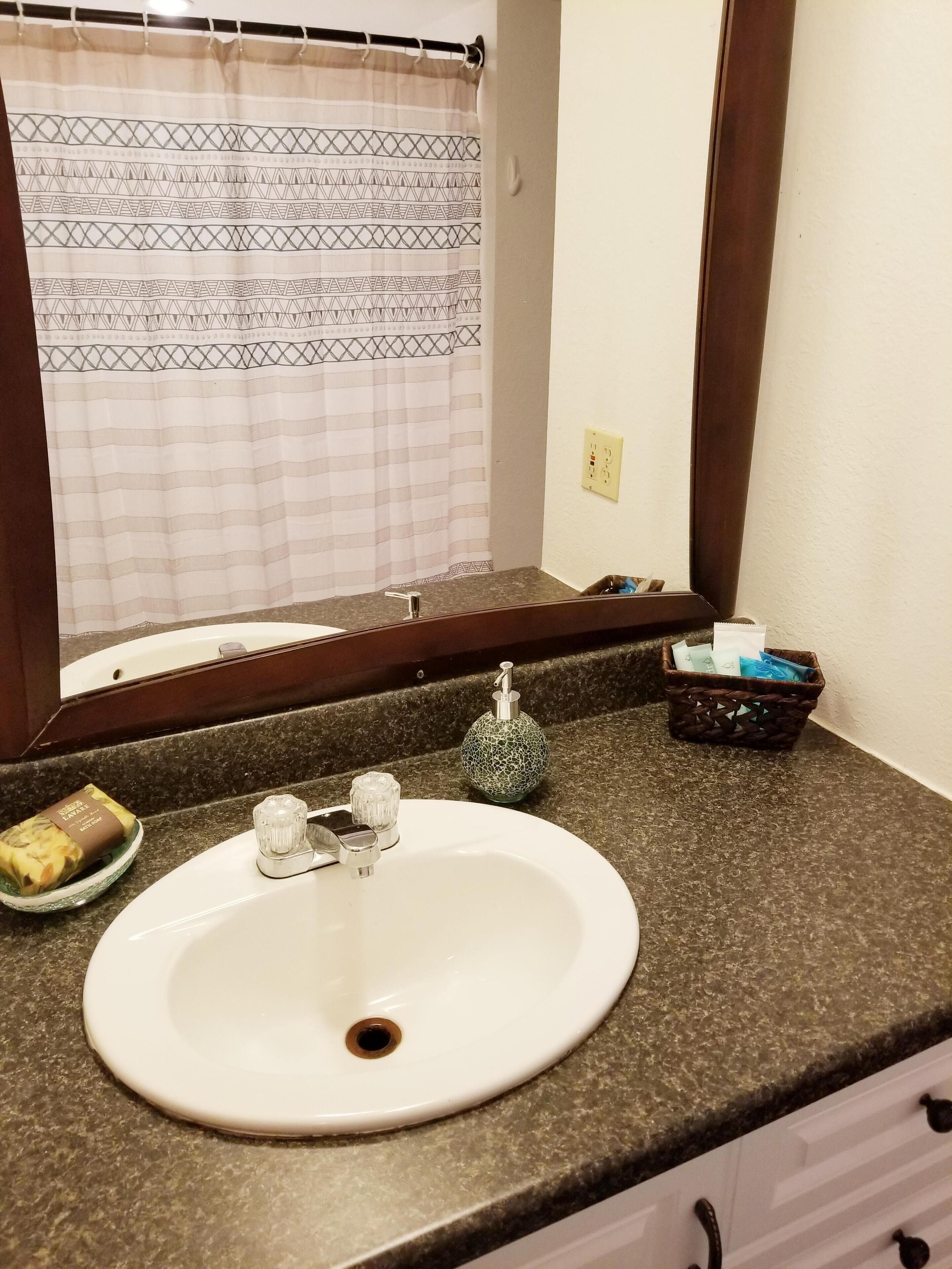 Waterfront Cottage - Free Kayaks - Long Term Stays - Hot Tub - Pets Welcome