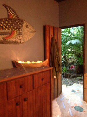 Interior - Book now!!  Free EGGS!! Also pool, 300m to beach and great gardens! (Playa Chiquita)