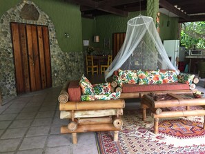 Books, stereo - Book now!!  Free EGGS!! Also pool, 300m to beach and great gardens! (Playa Chiquita)