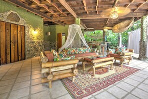 Terrace/patio - Book now!!  Free EGGS!! Also pool, 300m to beach and great gardens! (Playa Chiquita)