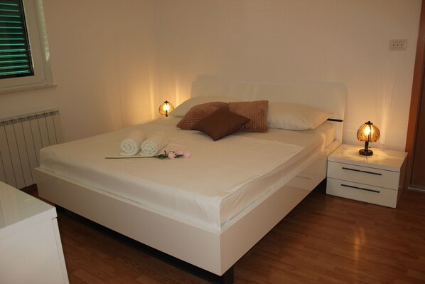 3 bedrooms, iron/ironing board, internet, bed sheets