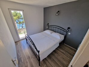 2 bedrooms, in-room safe, iron/ironing board, free WiFi