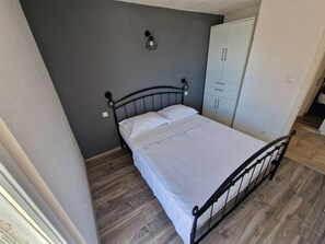 2 soveværelser, pengeskab på værelset, strygejern/strygebræt