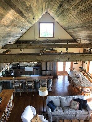 Smart-TV, Kamin, Bücher