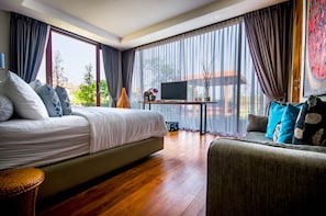 5 bedrooms, desk, iron/ironing board, WiFi