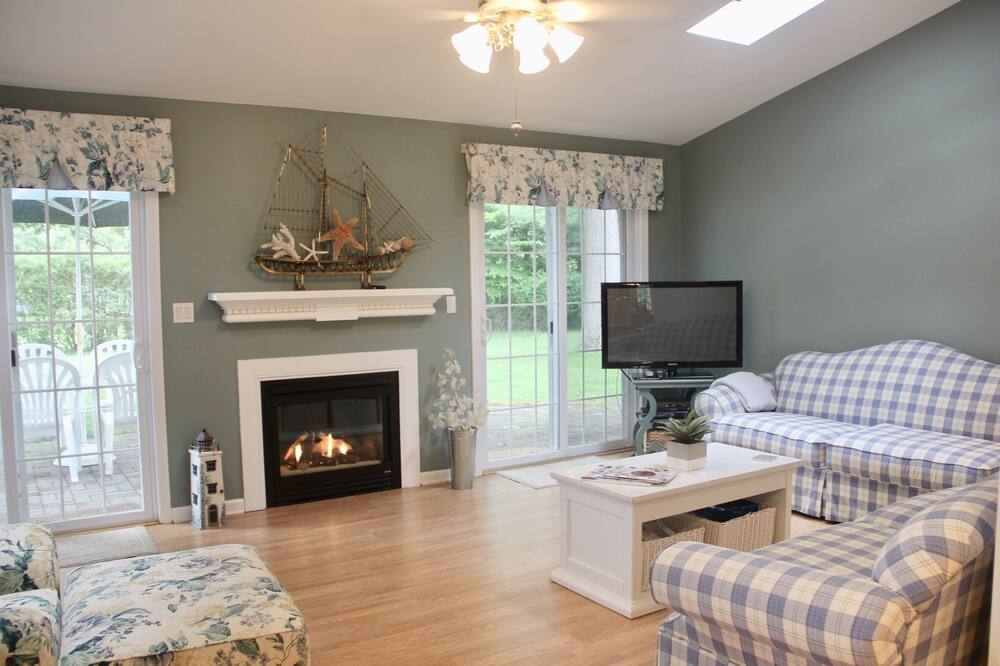 Mattituck Cottage By The Sound In The Center Of North Fork Wine Country