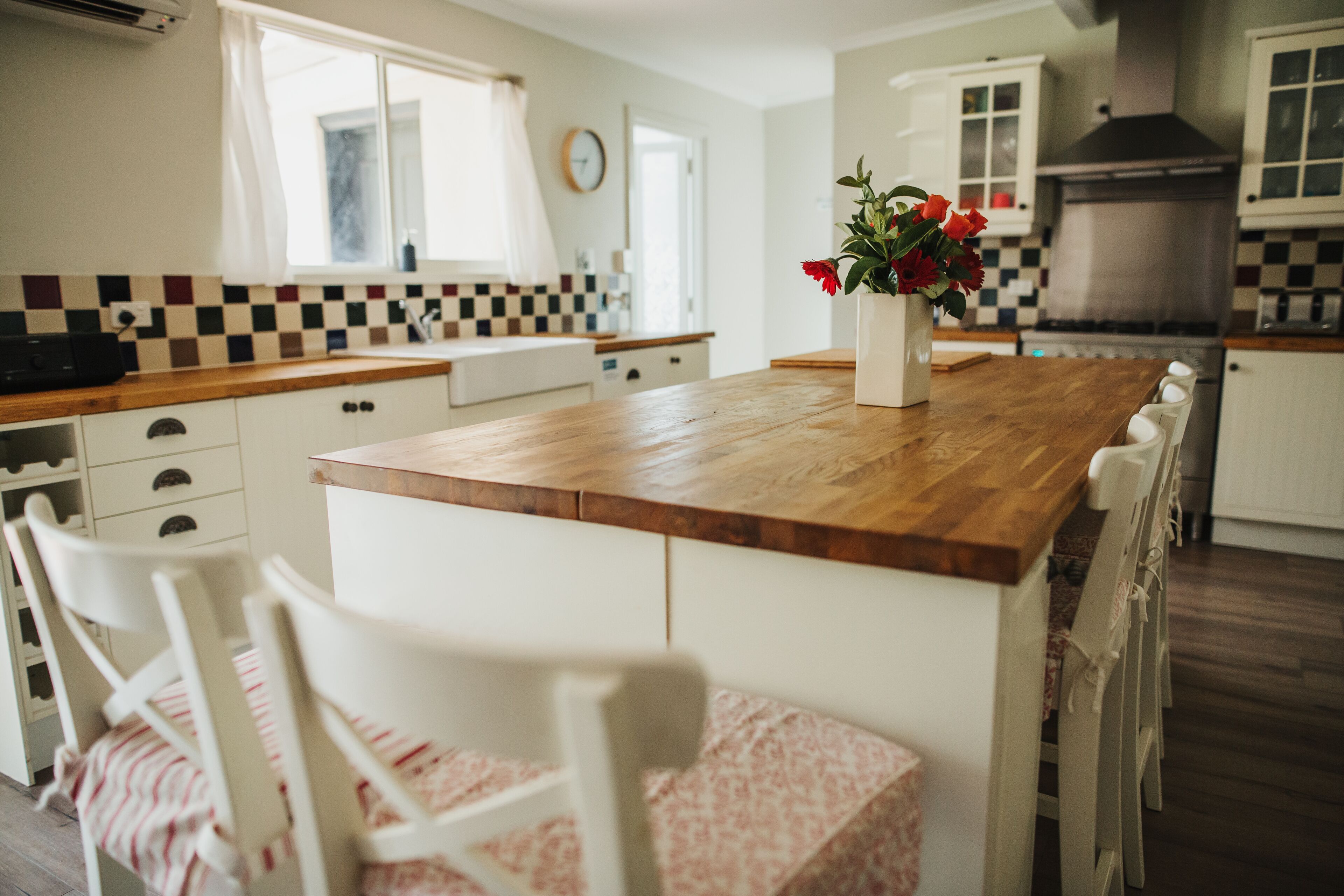 Grand réfrigérateur, micro-ondes, four, plaque de cuisson