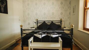 3 quartos, ferros/tábuas de passar roupa, berço de viagem