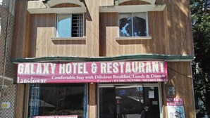 Hotel & Restaurante Galaxy con un cartel que anuncia desayuno, almuerzo y cena.