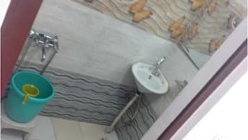 Family Room, 1 Double Bed, Non Smoking | Bathroom | Shower, rainfall showerhead