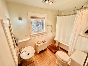 Combined shower/bathtub, hair dryer, towels, soap