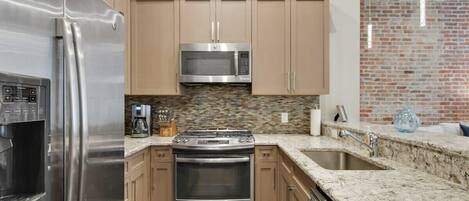 Frigorífico, microondas, horno y placa de cocina