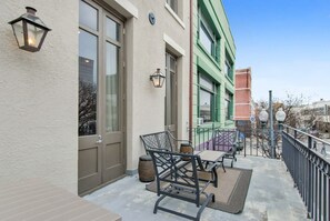 Outdoor dining - Downtown NOLA Balcony Loft- Near the Quarter! 201 (New Orleans)