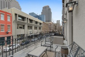 Outdoor dining - Downtown NOLA Balcony Loft- Near the Quarter! 201 (New Orleans)