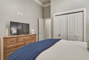 2 bedrooms, iron/ironing board, WiFi, bed sheets - Downtown NOLA Balcony Loft- Near the Quarter! 201 (New Orleans)