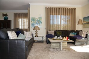 Fernseher, Kamin, Tischtennisplatte