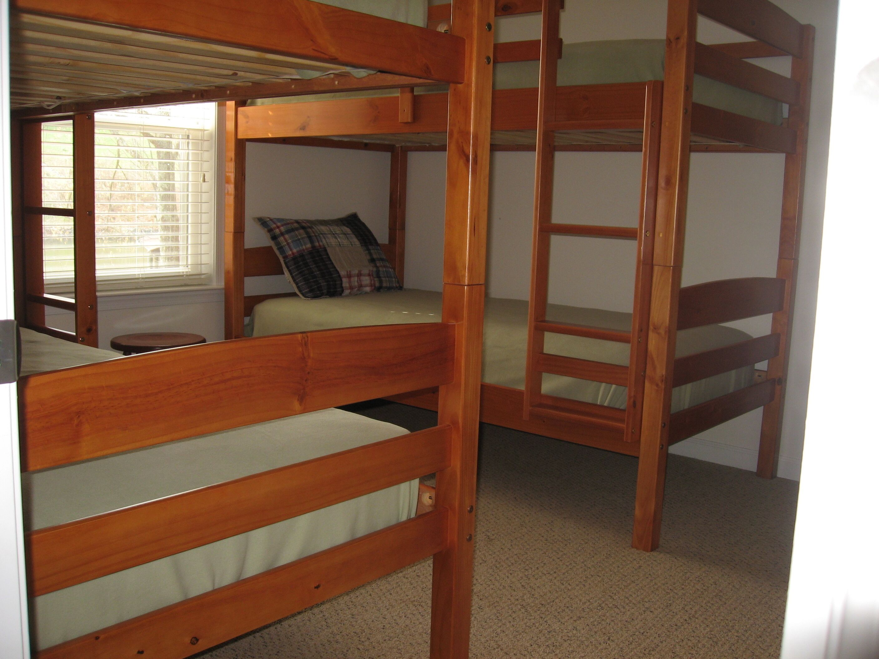 Pet friendly, Gently sloping lot,  large dock, Quiet cove, Great swimming!