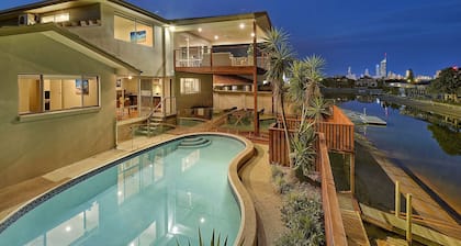 Coral Waterfront, Broadbeach