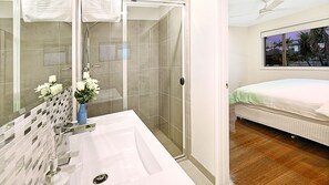 Bathtub, hair dryer, towels, soap - Coral Waterfront, Broadbeach (Broadbeach)
