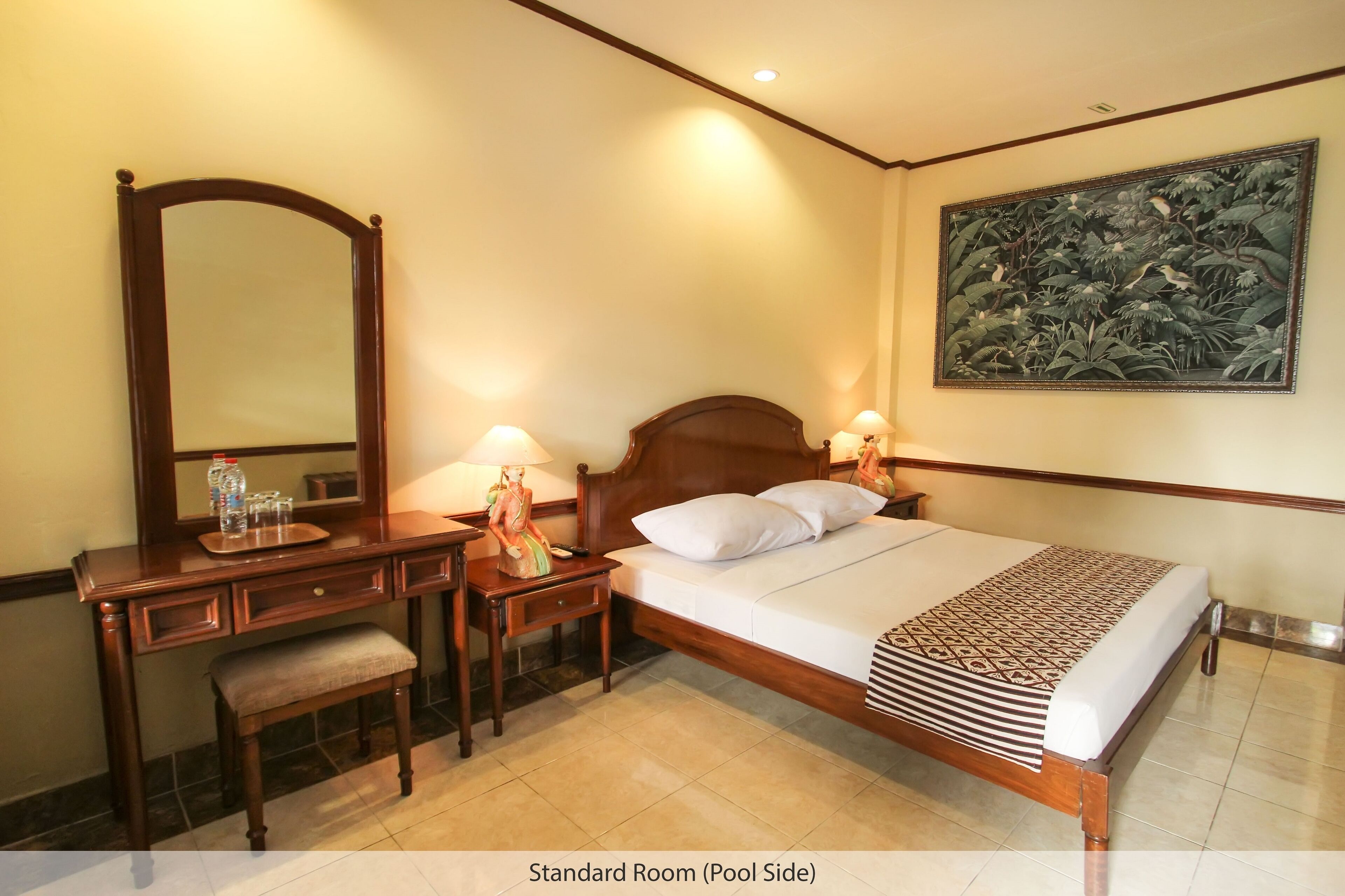 Guest House Asri dengan view kolam renang dan taman 
