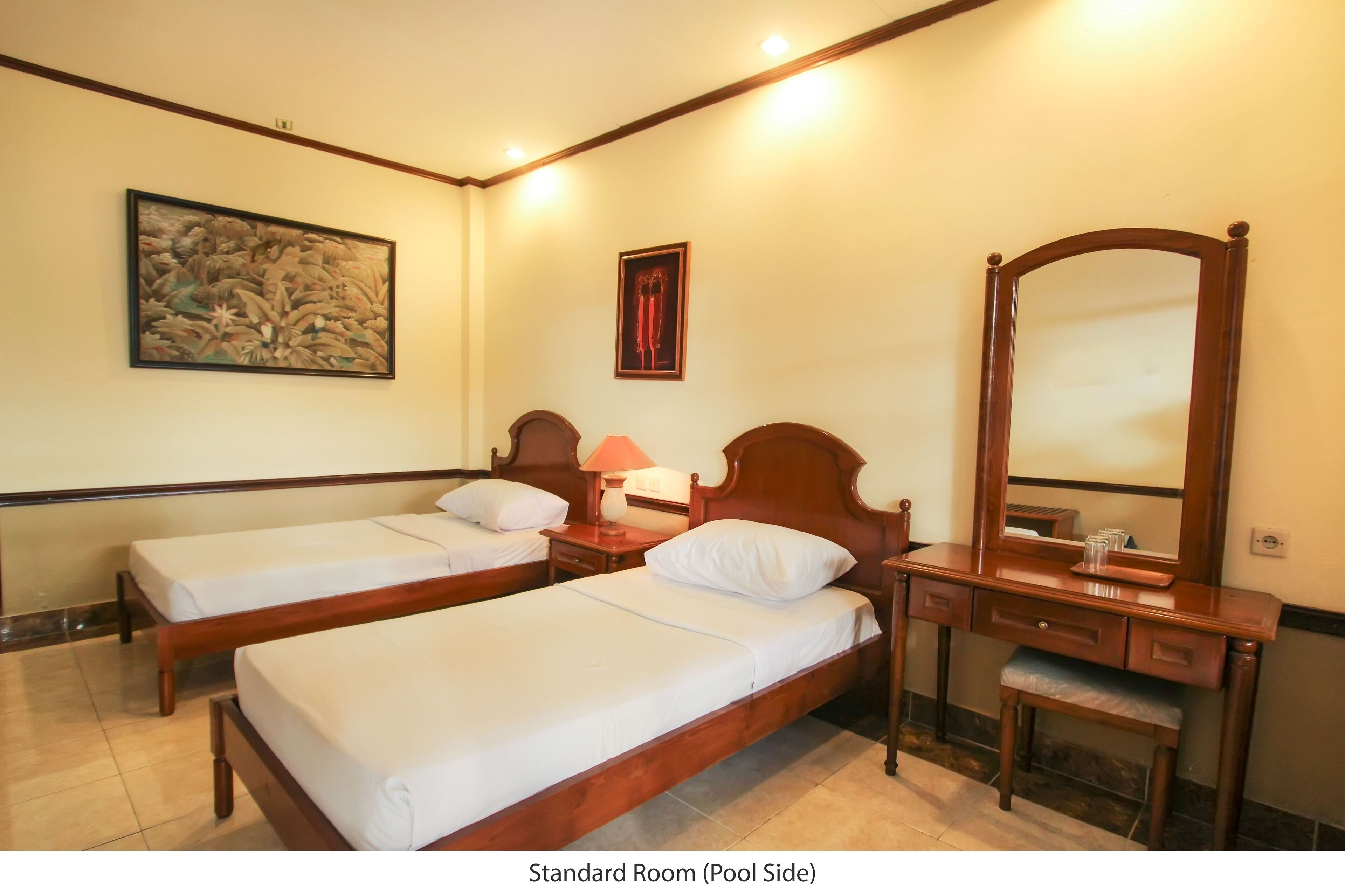 Guest House Asri dengan view kolam renang dan taman 