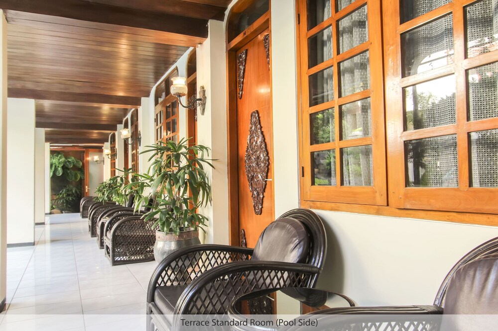 Guest House Asri dengan view kolam renang dan taman