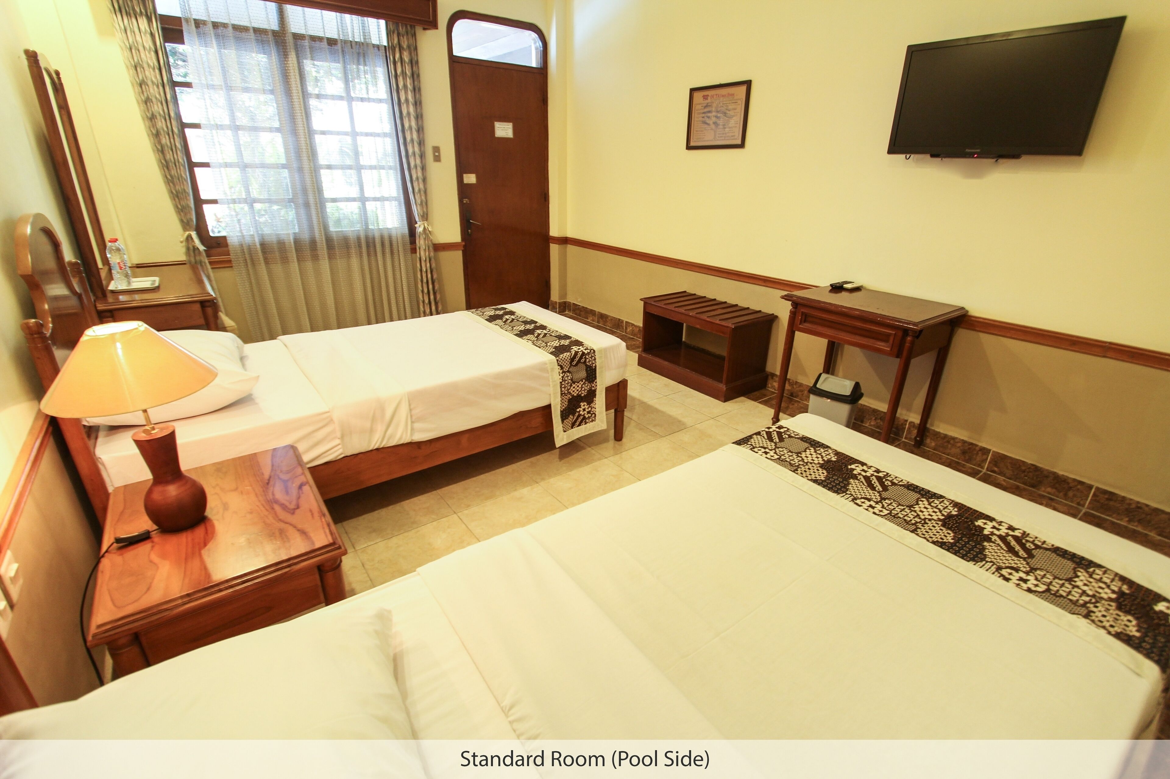Guest House Asri dengan view kolam renang dan taman 