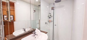 Bathtub, hair dryer, towels, soap - Expansive Harbour Views (Elizabeth Bay)